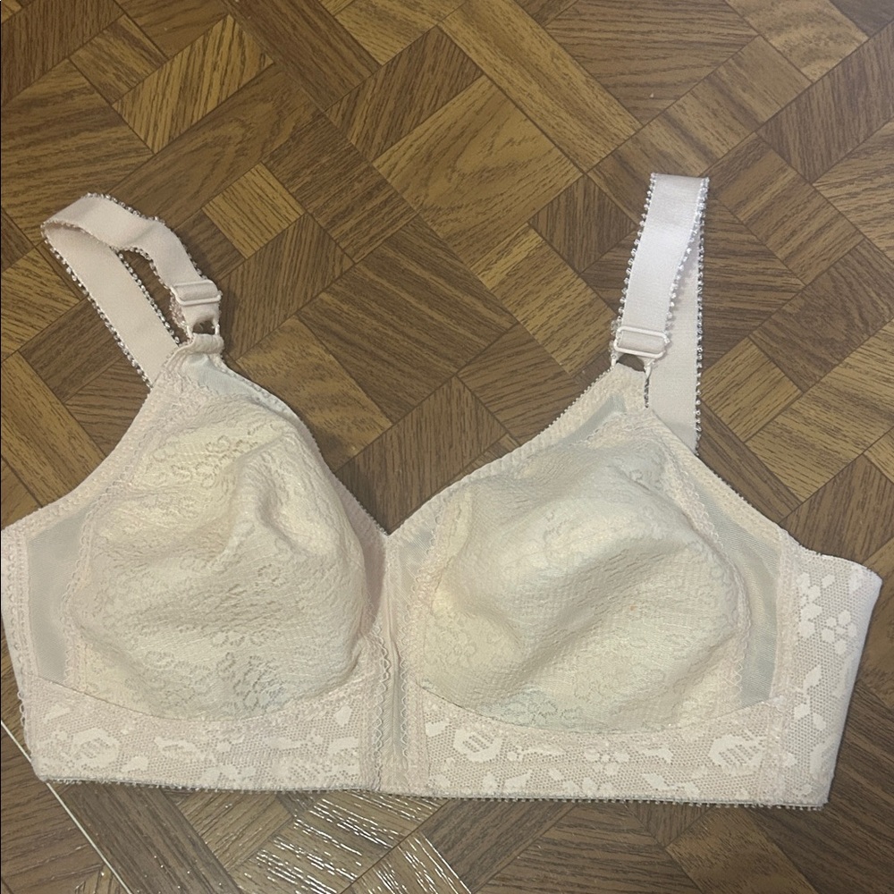 Playtex Lace Wireless Bra in Cream